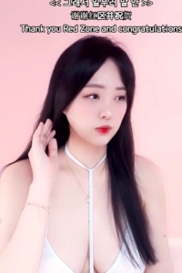 가운데가 홀터넥 끈으로 갈라진 흰 끈나시 육덕 가슴골 김하선