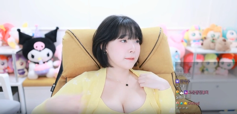 갠방에서 팬서비스 해주는 노란의상 강인경 뭉클한 가슴골